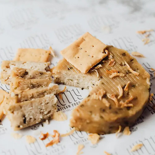 Vegansk ostealternativ af cashews med løg og purløg